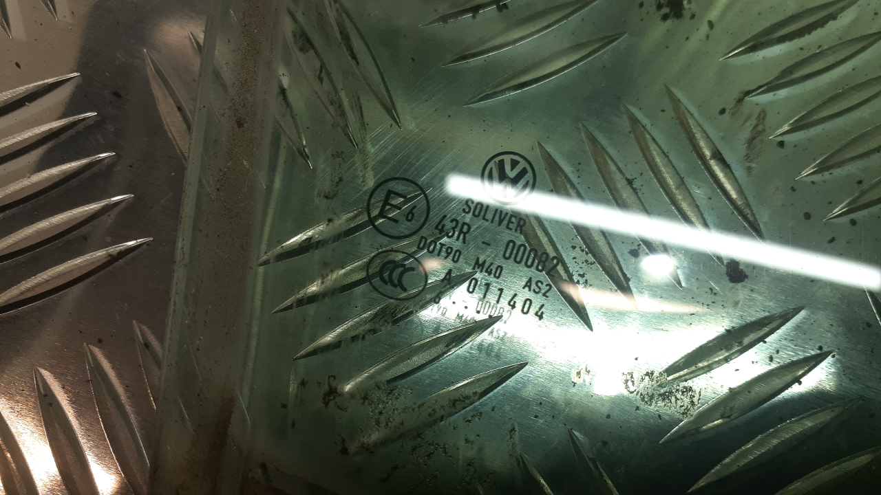 Стекло двери передней правой