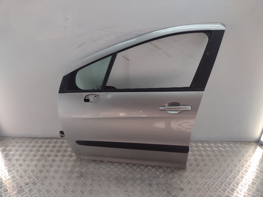 Стекло двери передней левой (форточка)