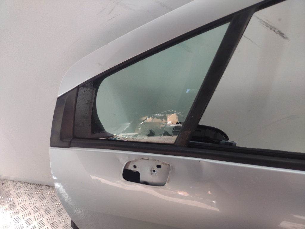 Стекло двери передней левой (форточка)