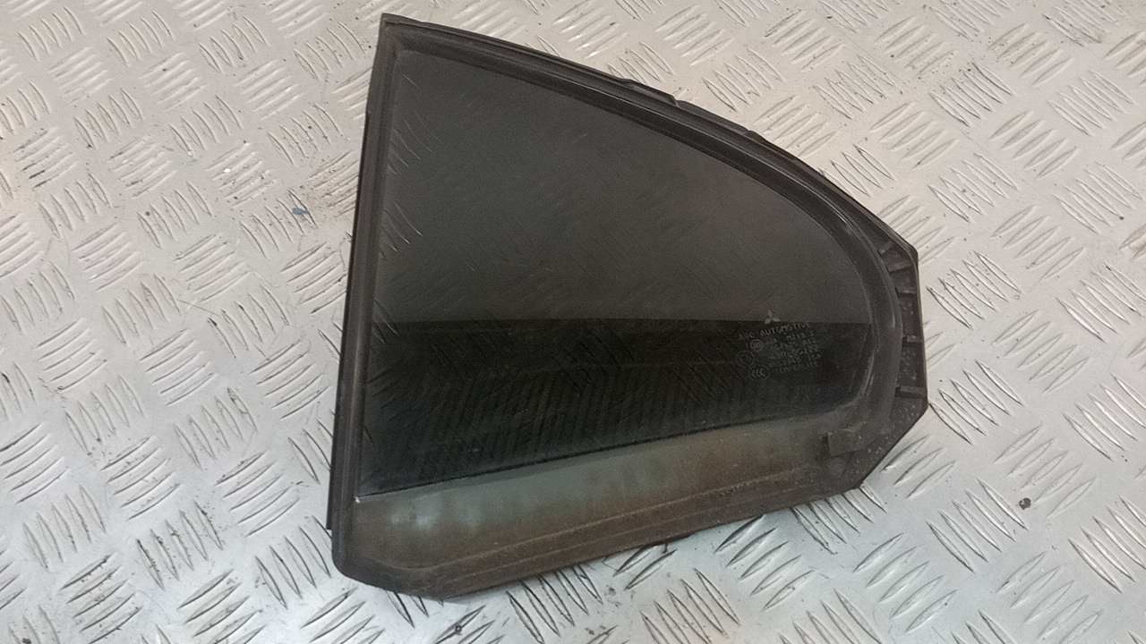 Стекло двери задней левой (форточка)