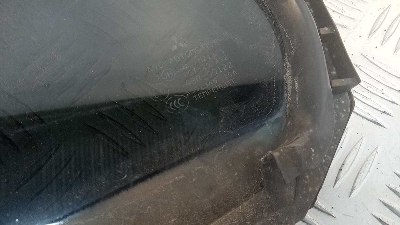 Стекло двери задней левой (форточка)