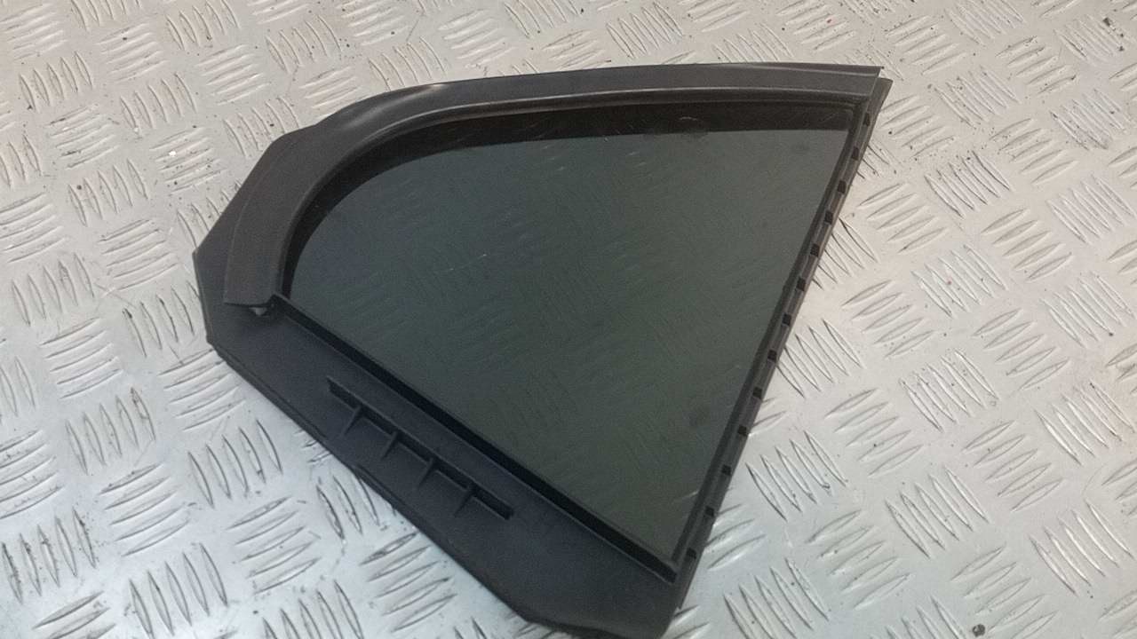 Стекло двери задней левой (форточка)