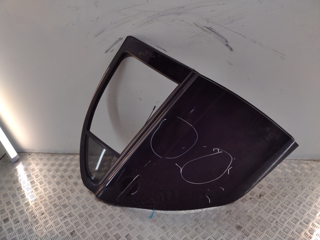 Стекло двери задней правой (форточка)