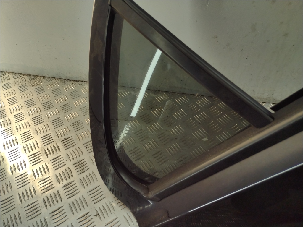 Стекло двери задней правой (форточка)