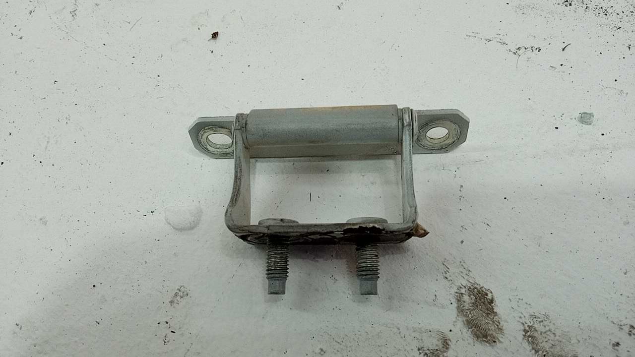 Петля двери багажника