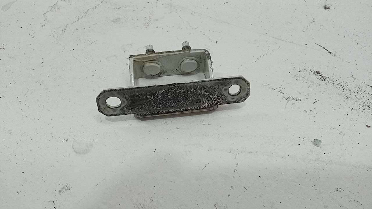 Петля двери багажника