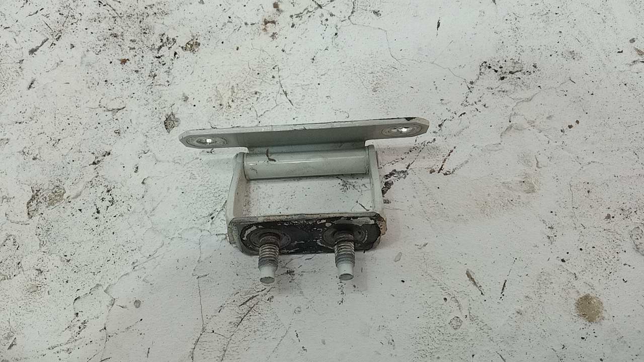 Петля двери багажника