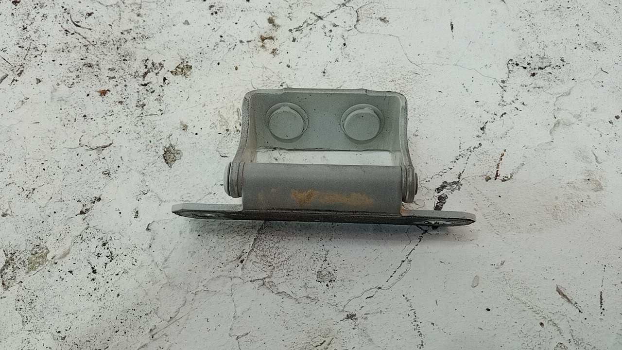 Петля двери багажника