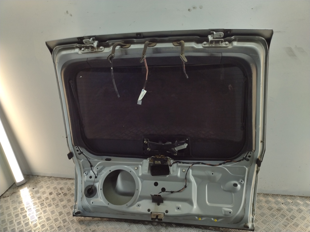 Петля двери багажника