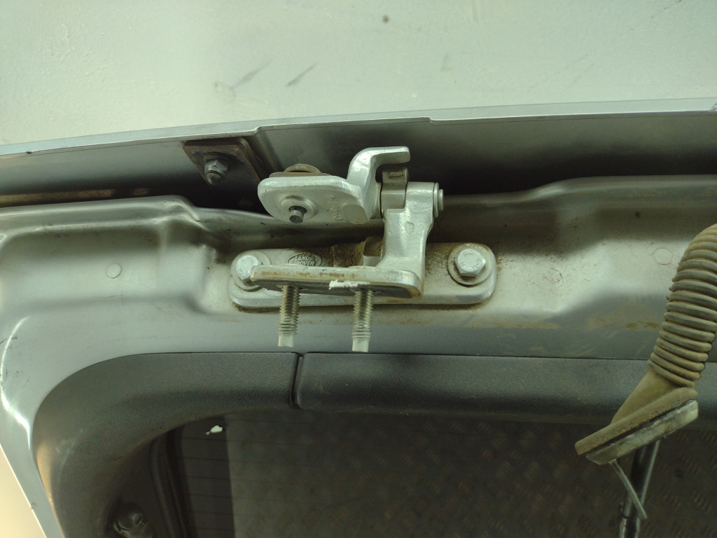 Петля двери багажника