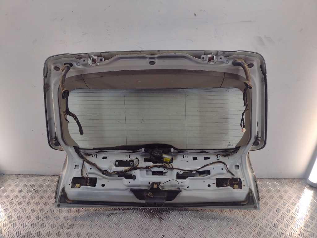 Петля двери багажника