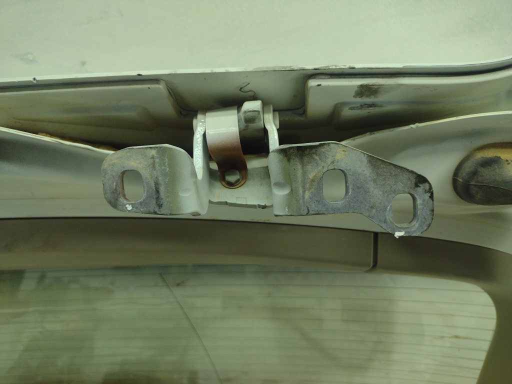 Петля двери багажника