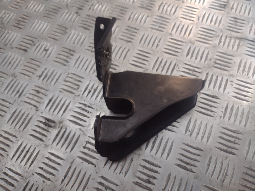 Кронштейн замка капота