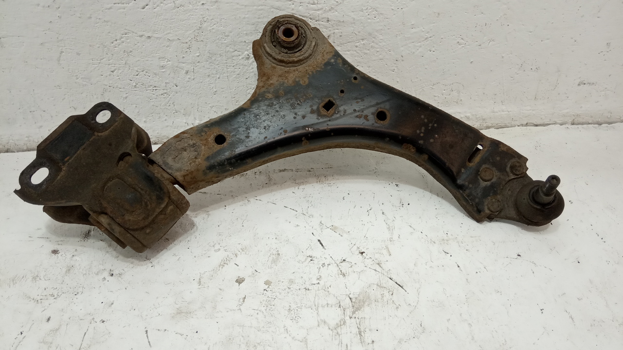 Рычаг передний правый