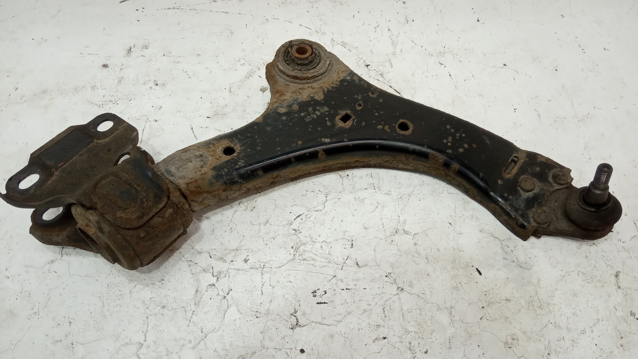 Рычаг передний правый