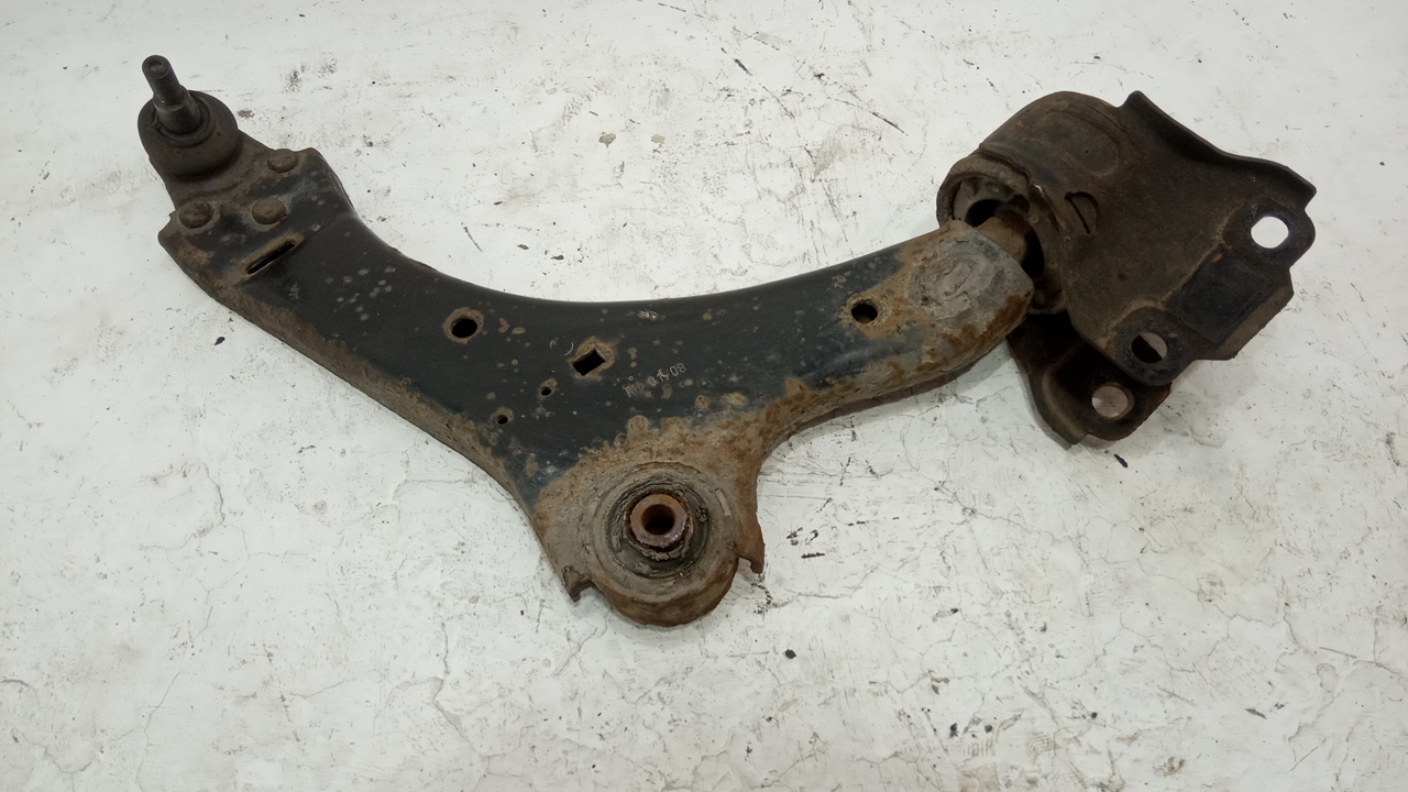 Рычаг передний правый