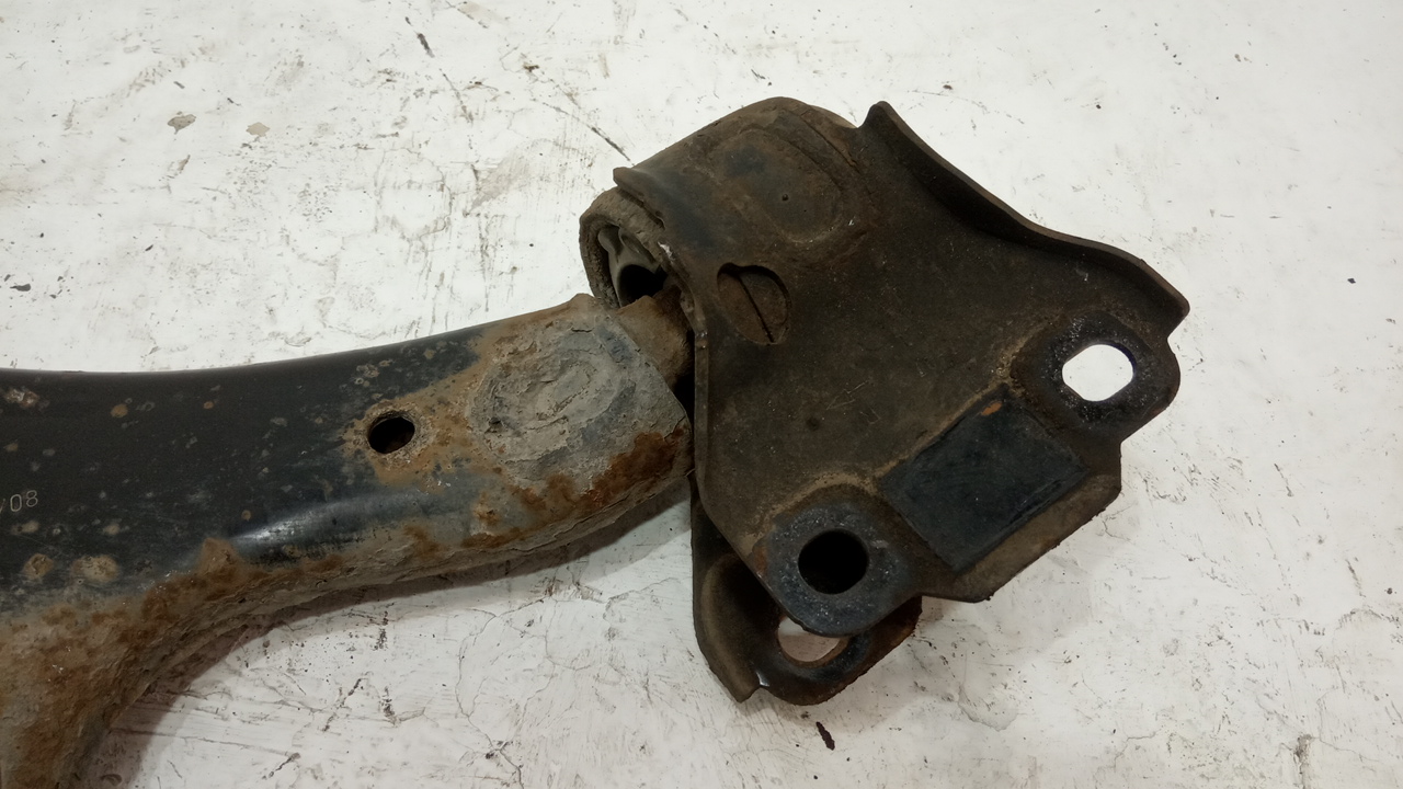 Рычаг передний правый