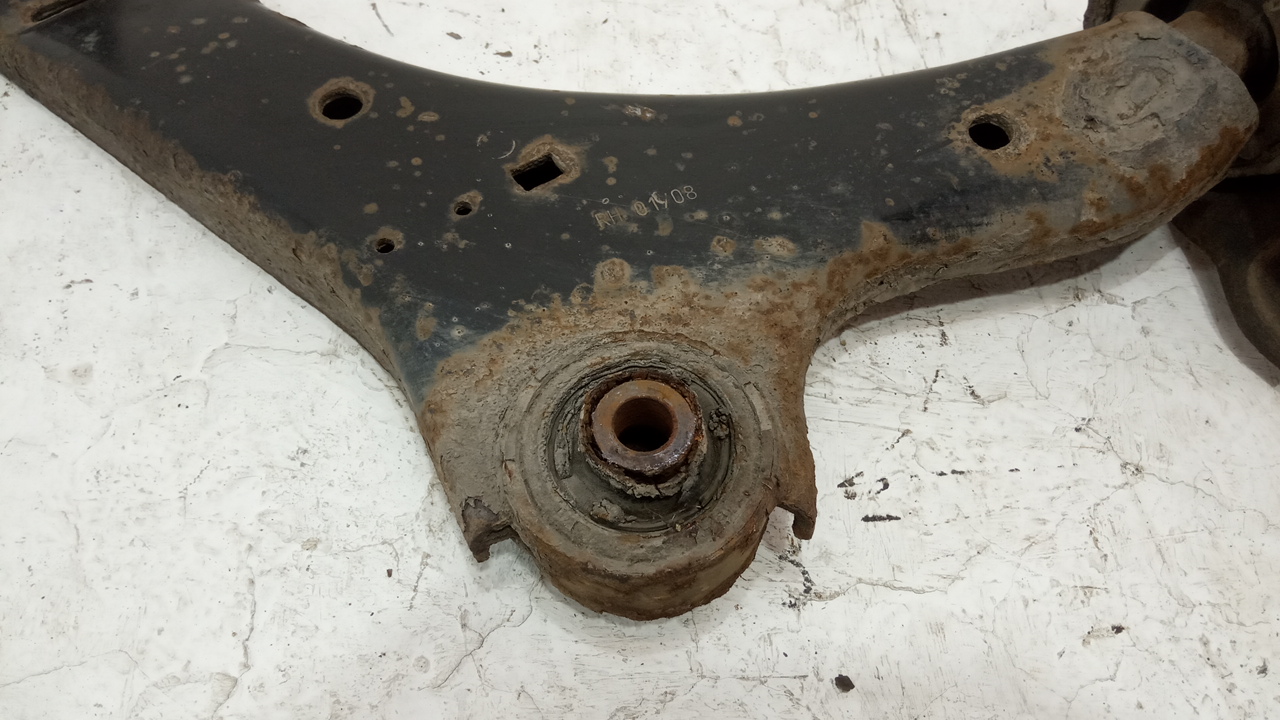 Рычаг передний правый