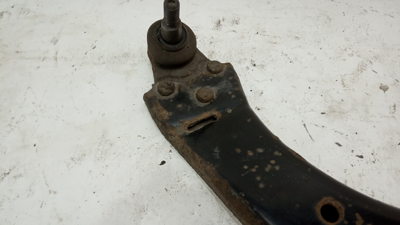 Рычаг передний правый