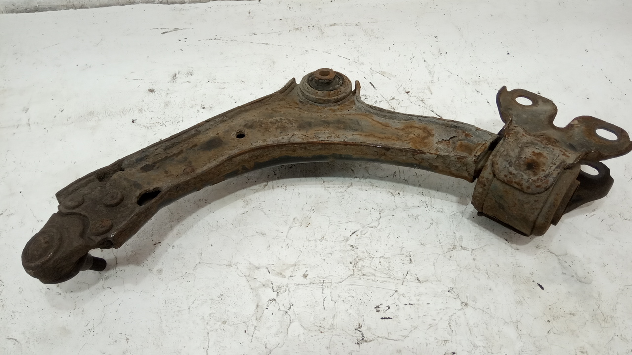 Рычаг передний правый