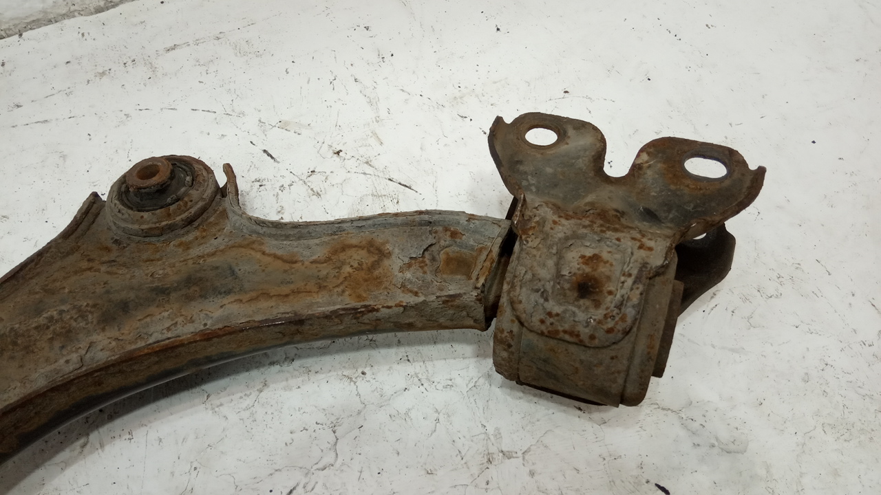 Рычаг передний правый