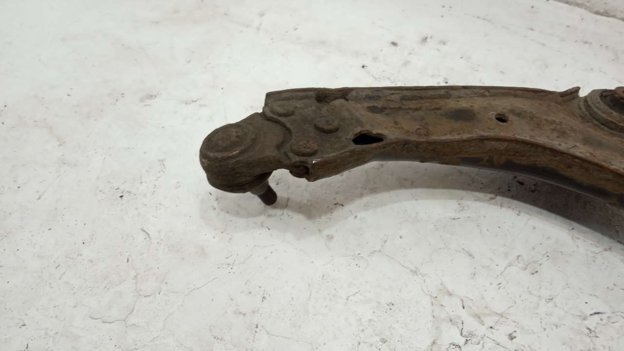 Рычаг передний правый