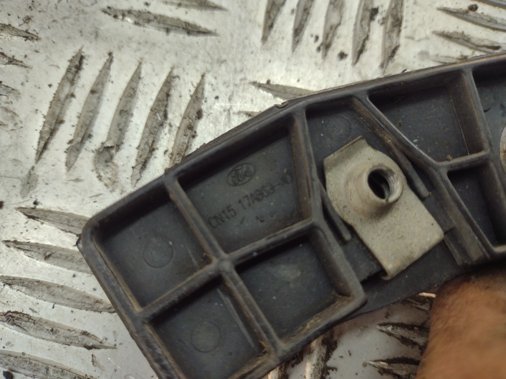 Кронштейн переднего бампера правый