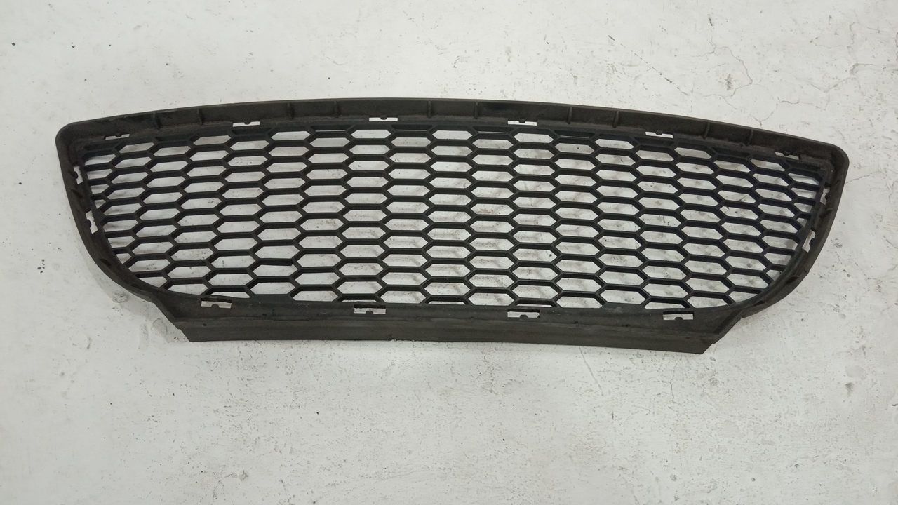 Решетка в бампер центральная