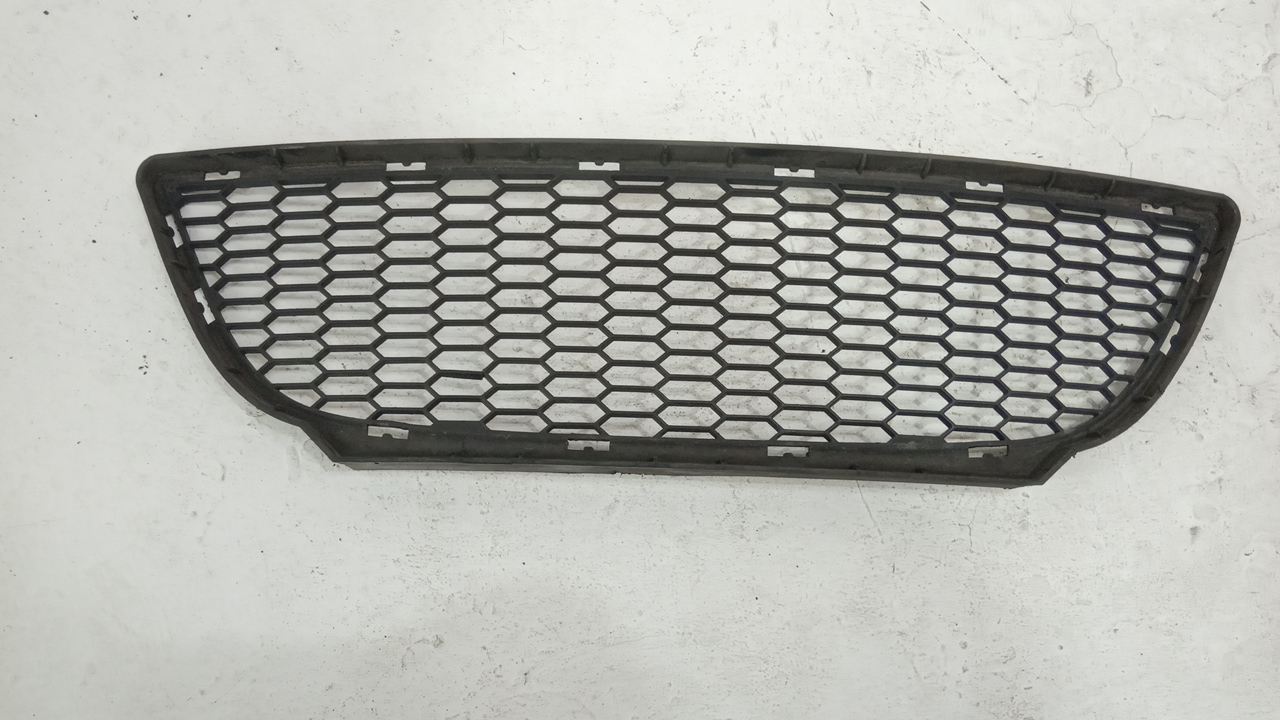 Решетка в бампер центральная