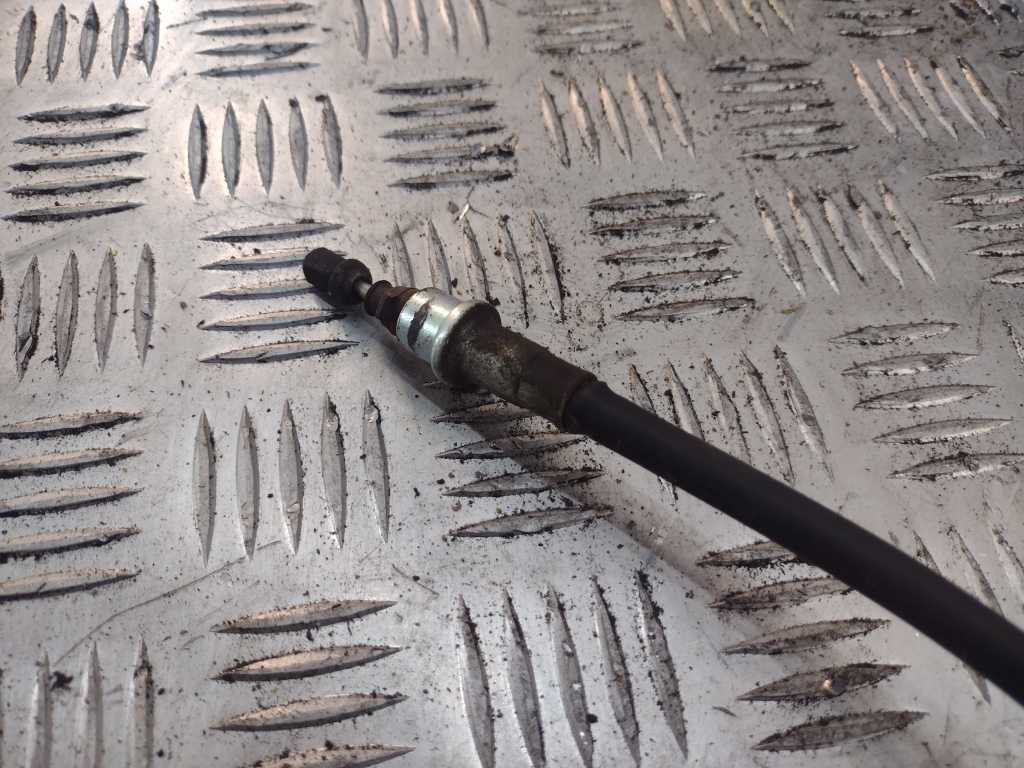 Трос стояночного тормоза правый