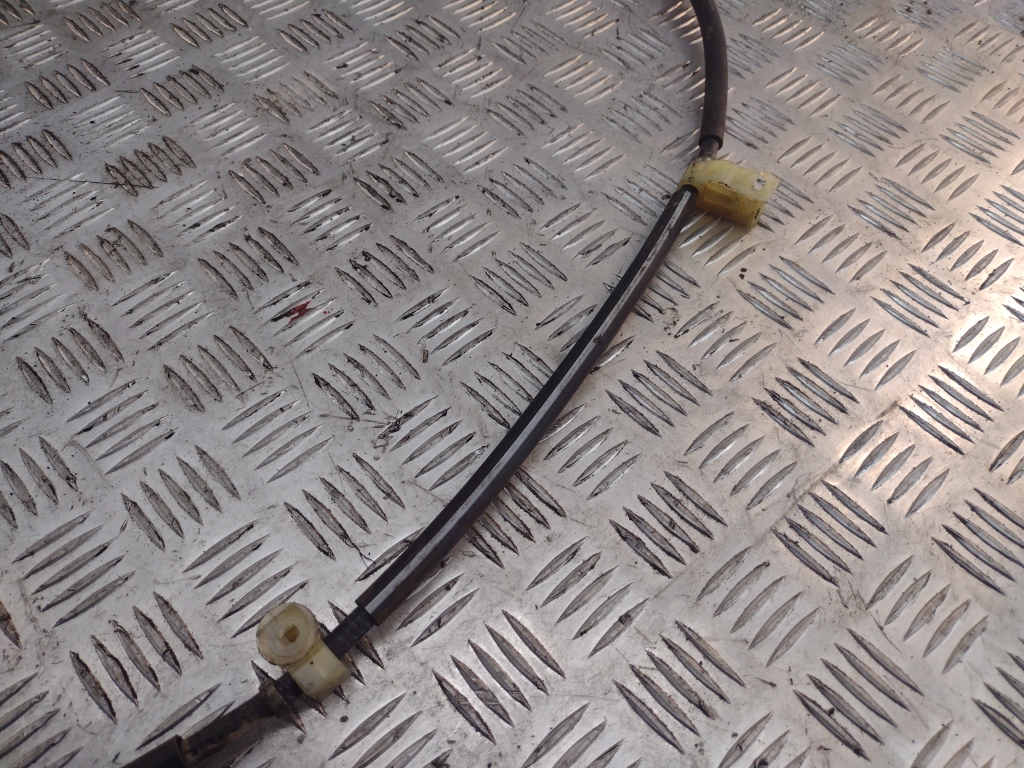 Трос стояночного тормоза правый