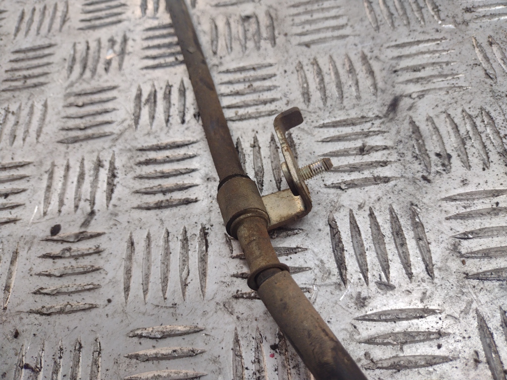 Трос стояночного тормоза правый