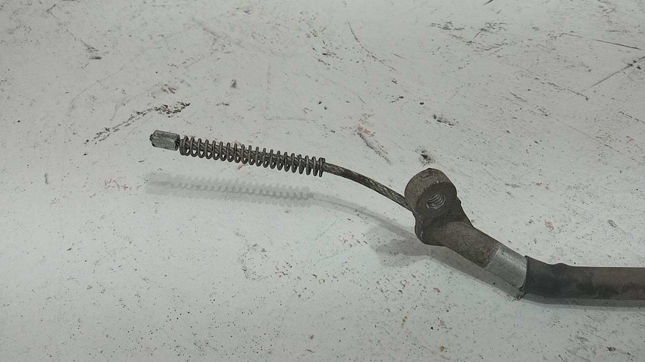 Трос стояночного тормоза правый