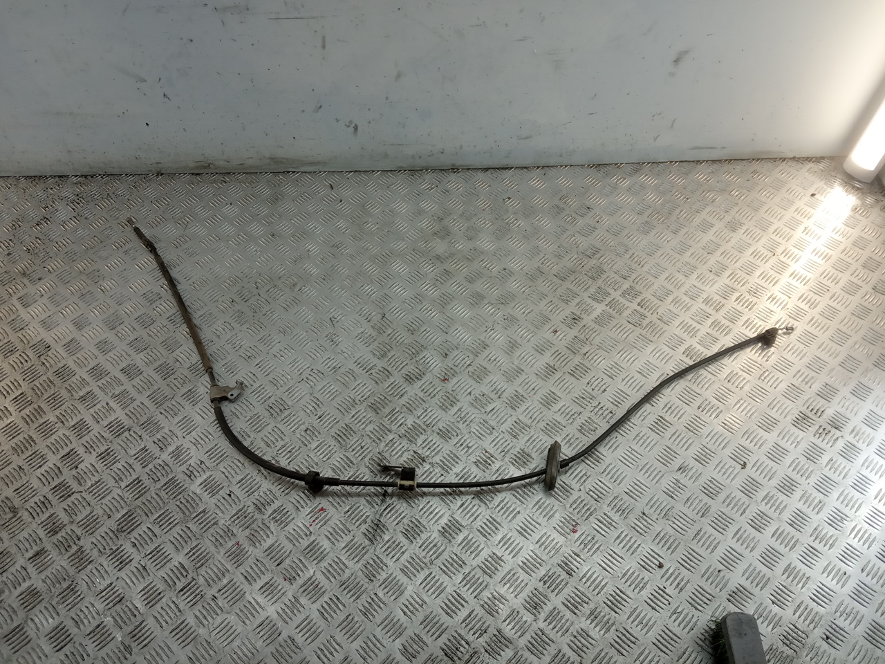 Трос стояночного тормоза правый