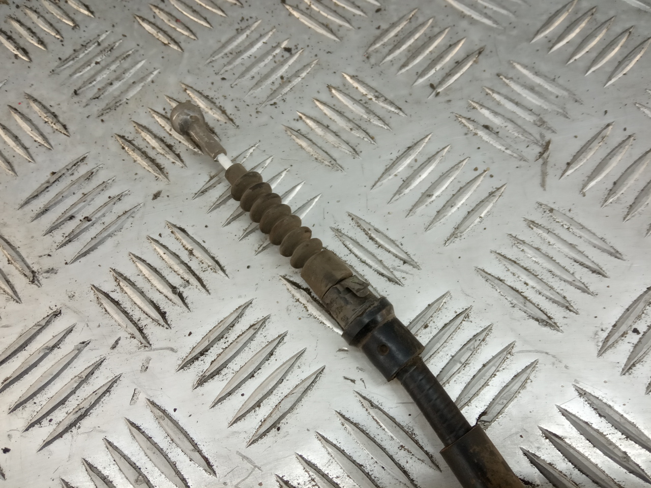 Трос стояночного тормоза правый