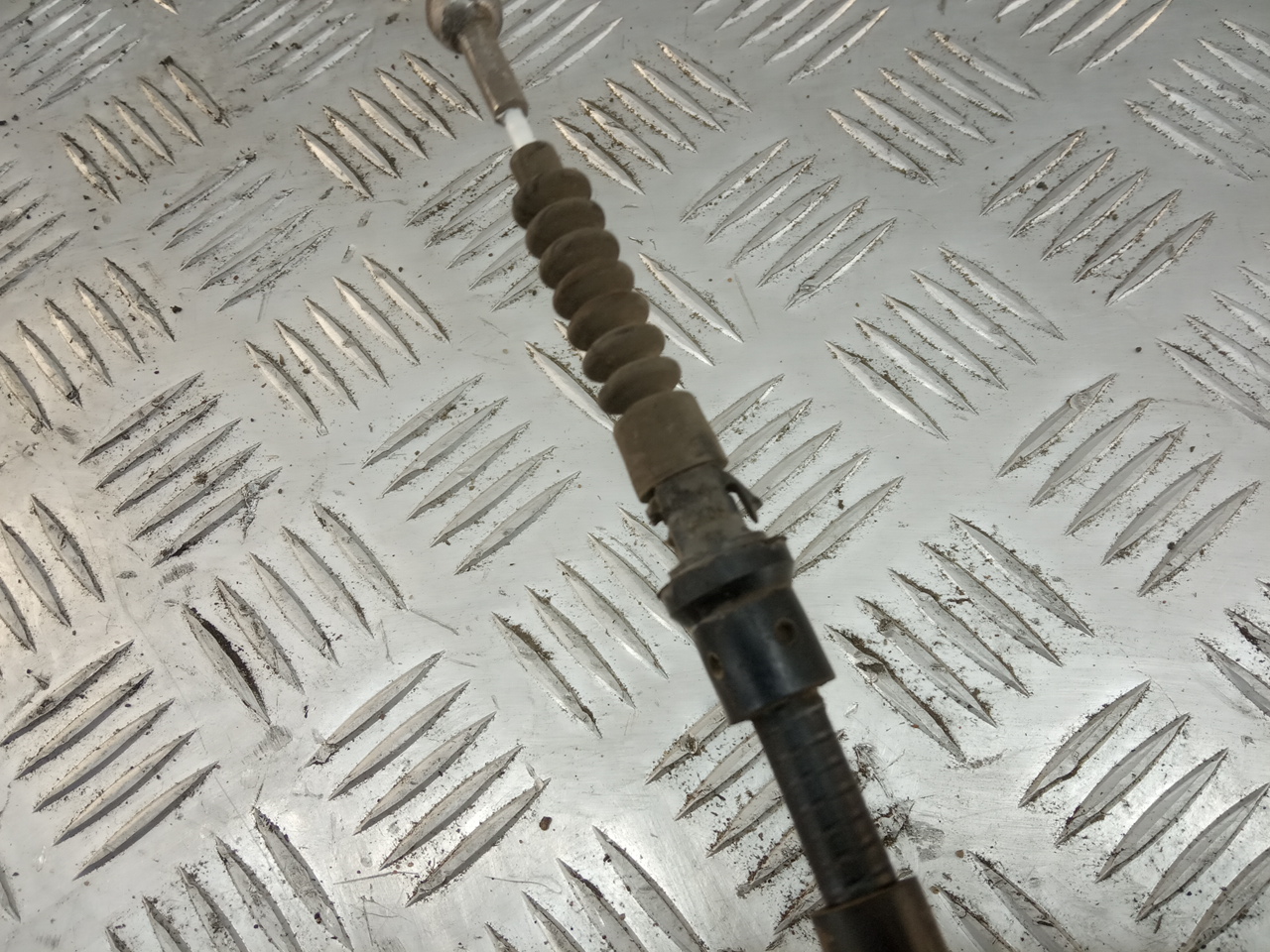 Трос стояночного тормоза правый