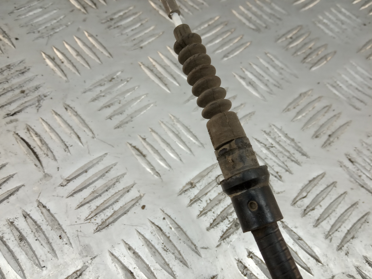 Трос стояночного тормоза правый