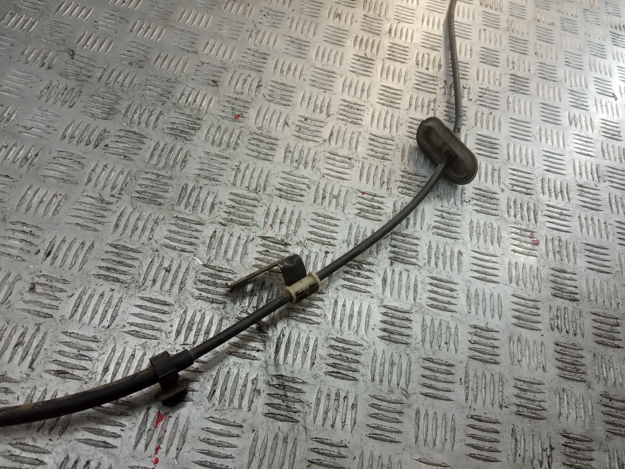 Трос стояночного тормоза правый