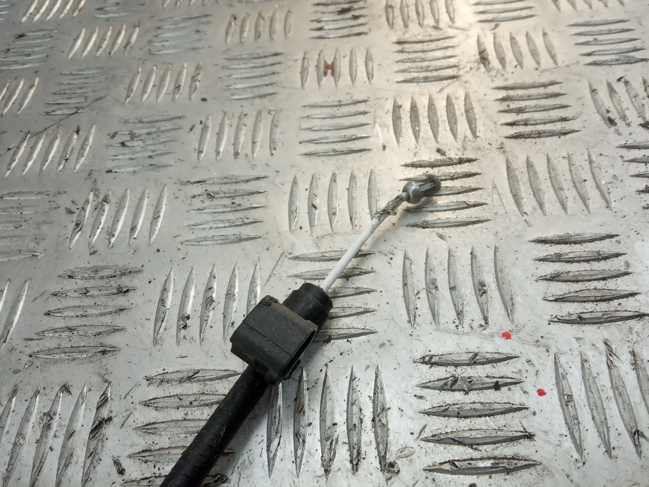 Трос стояночного тормоза правый