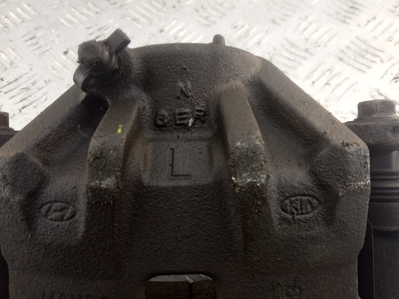 Суппорт передний левый