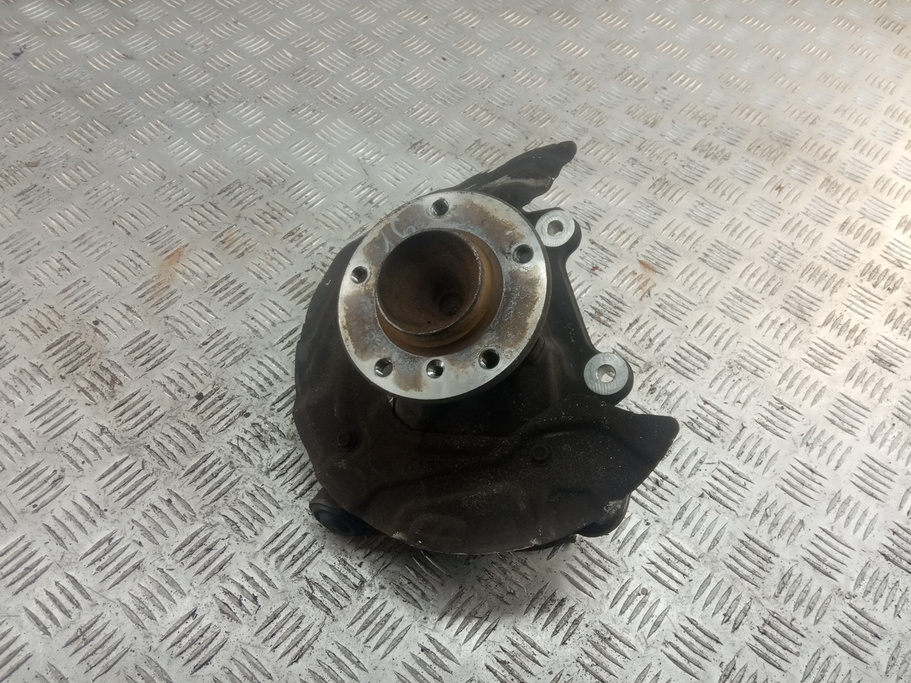 Щит опорный передний левый