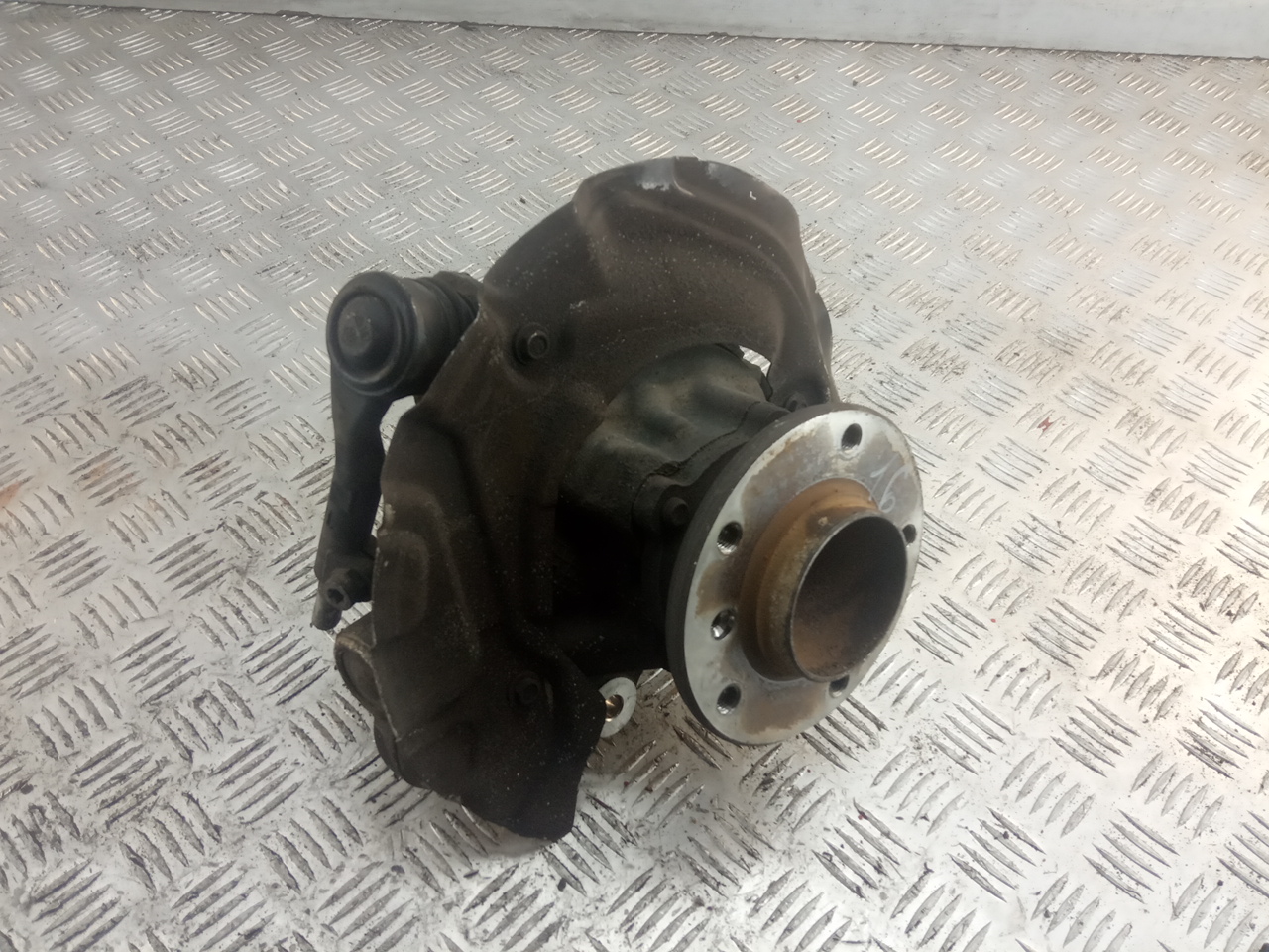 Щит опорный передний левый