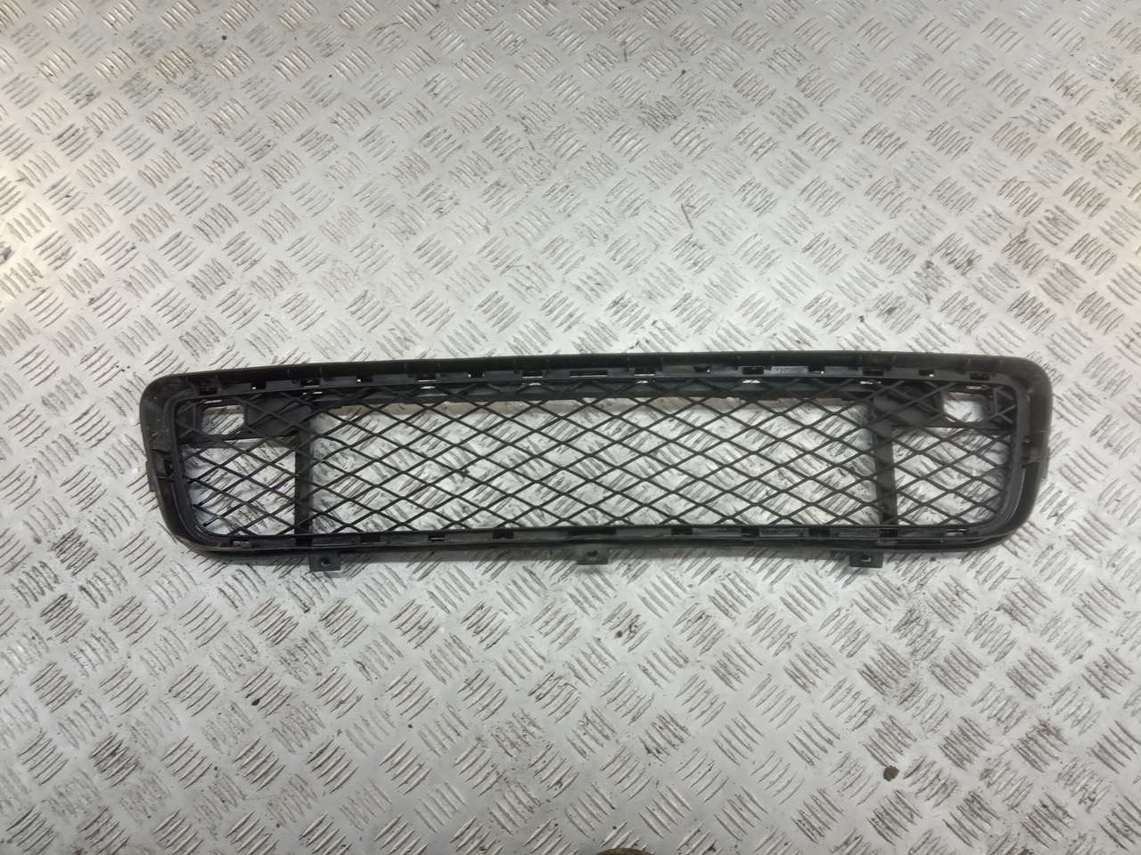 Решетка в бампер центральная