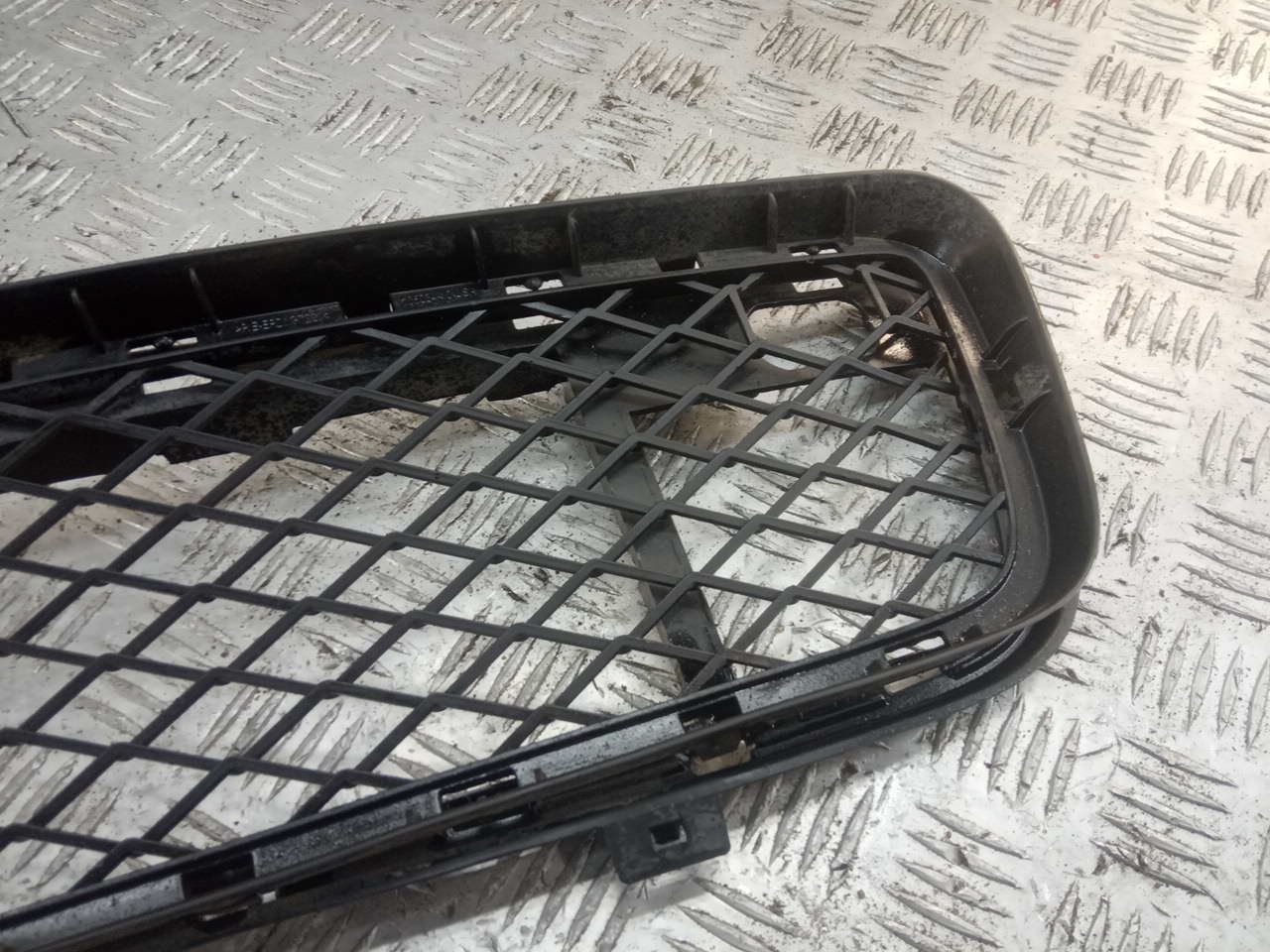 Решетка в бампер центральная