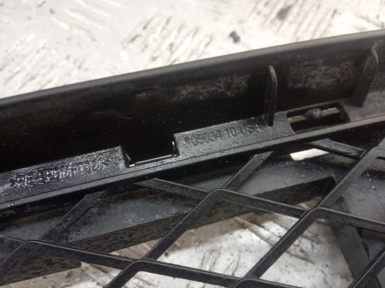 Решетка в бампер центральная