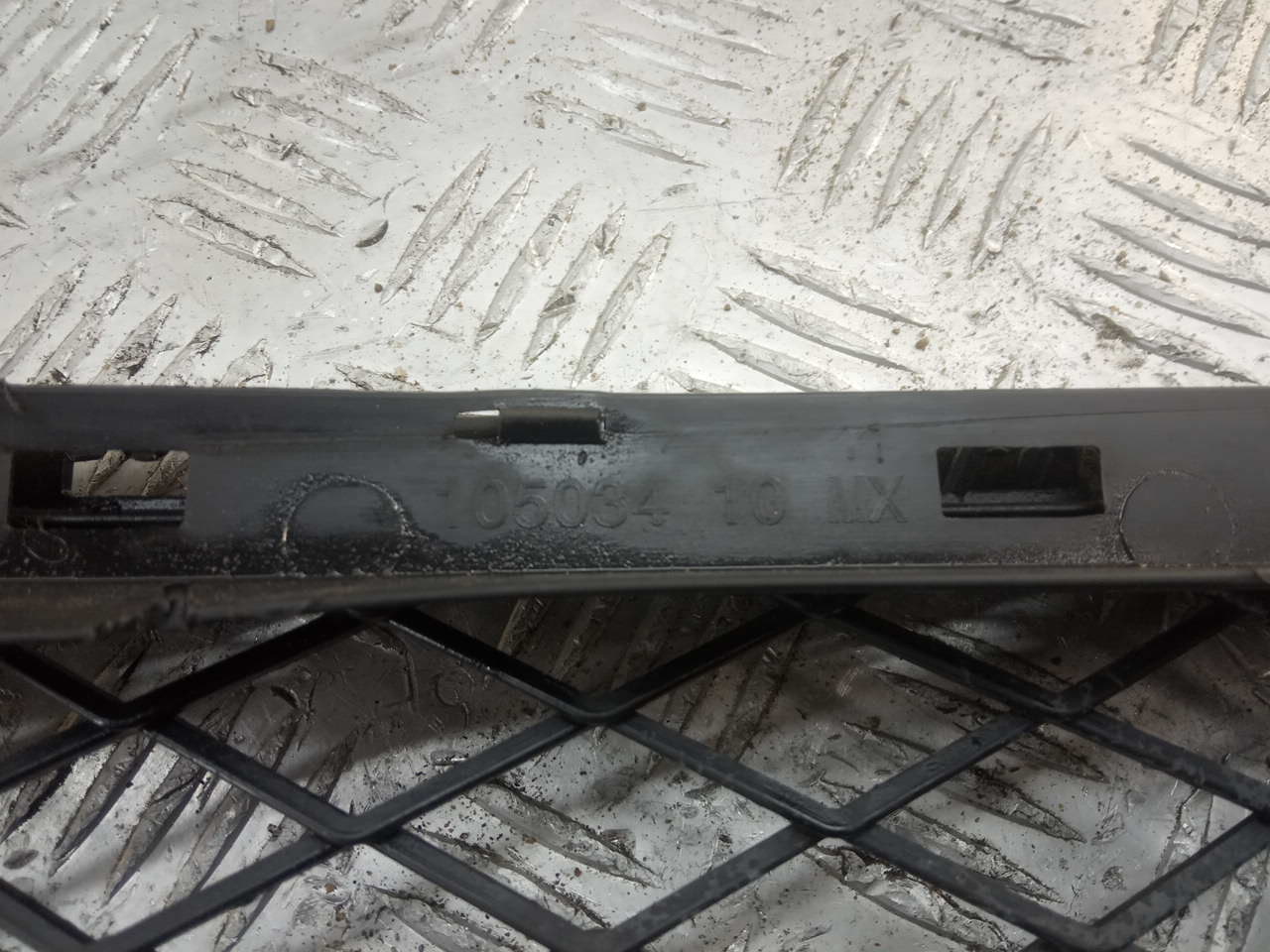 Решетка в бампер центральная