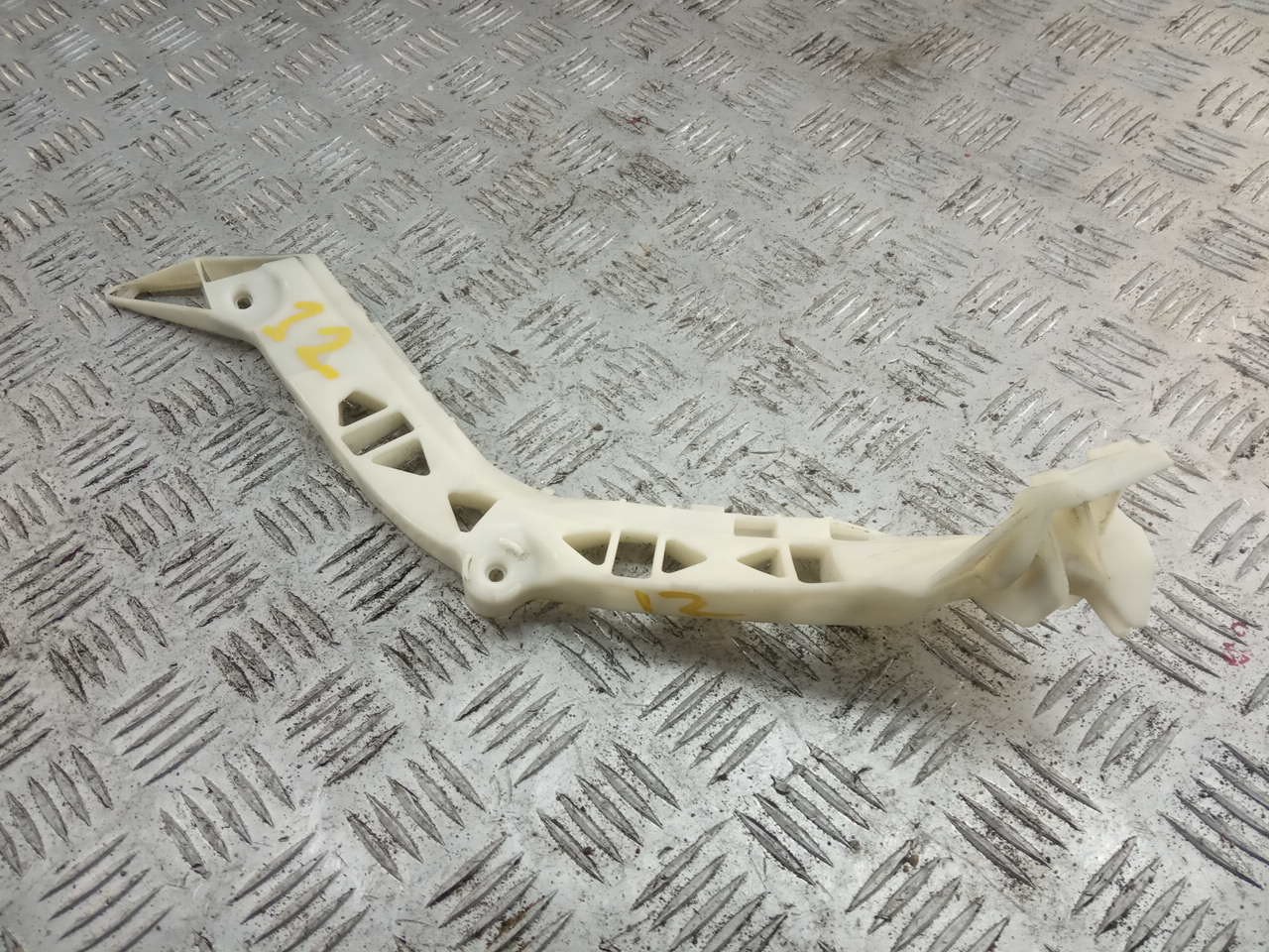 Кронштейн заднего бампера правый