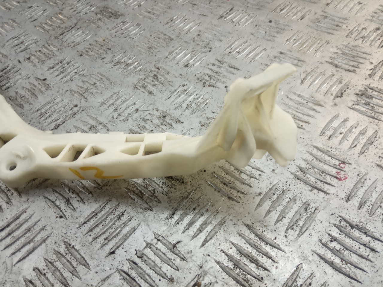 Кронштейн заднего бампера правый