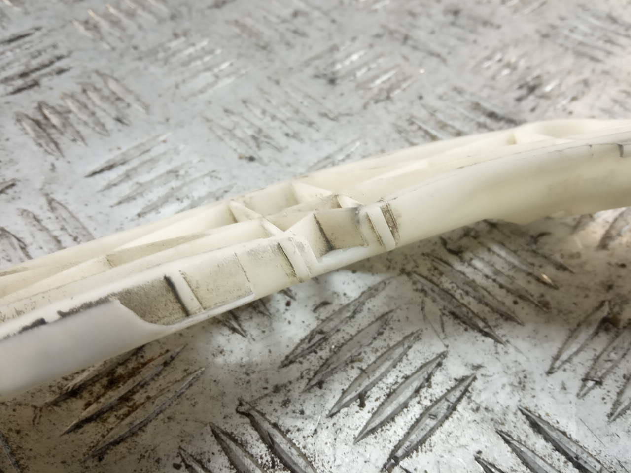 Кронштейн заднего бампера правый