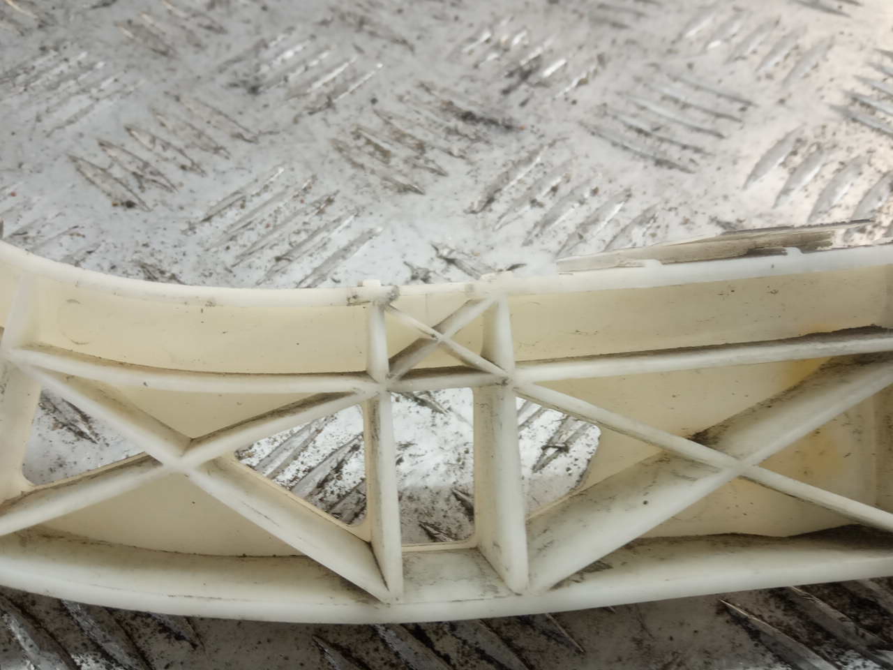 Кронштейн заднего бампера правый